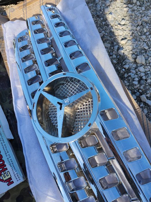 Grilă Mercedes nouă