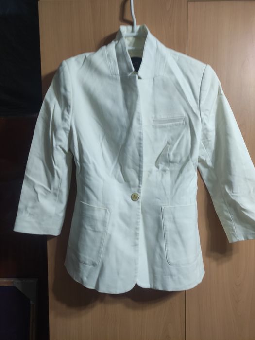 Продаются женский  белый пиджак,юбка и брюки