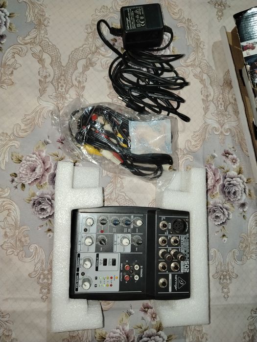 Miksherniy pult Behringer XENYX 502  sotiladi