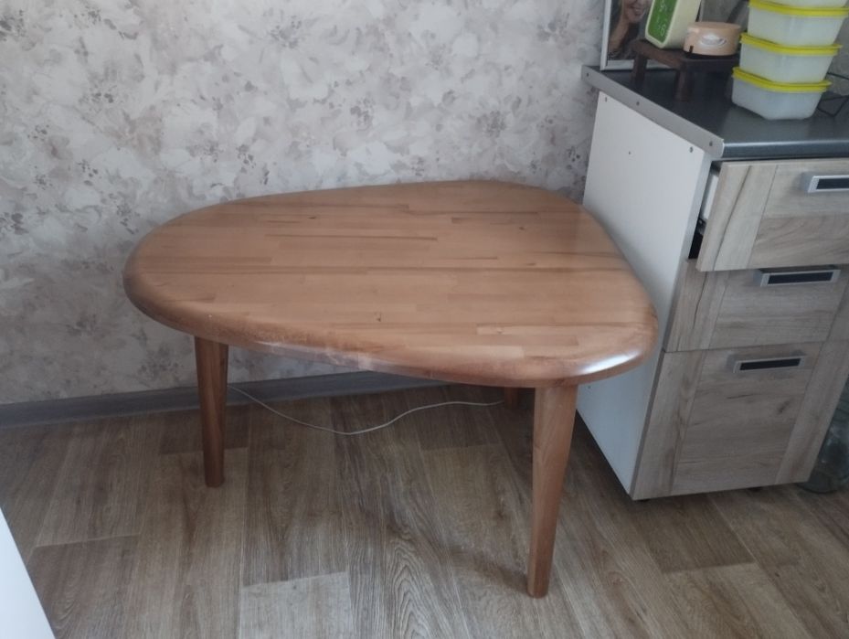 Стол журнальный овальной формы.