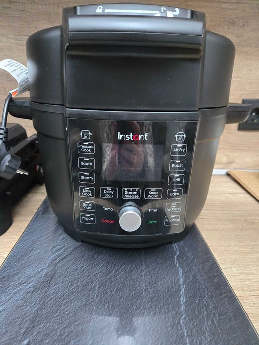 Мултикукър и еър фраер - INSTANT POT