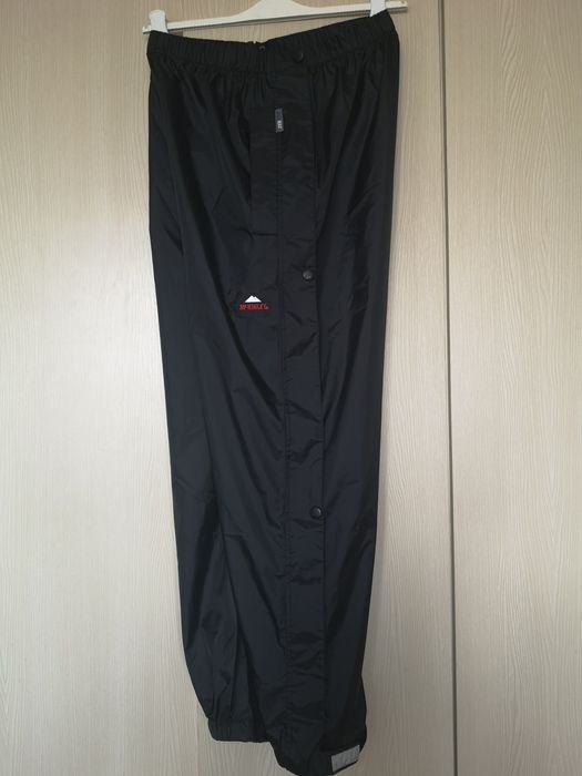 Pantaloni impermeabili rezistenti la ploaie si vant
