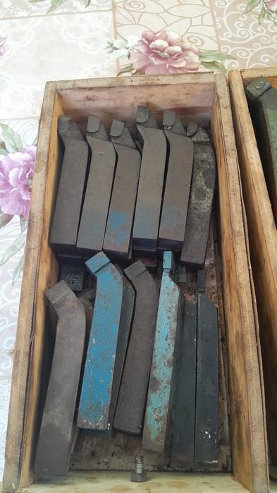 Vând cuțite pentru strung