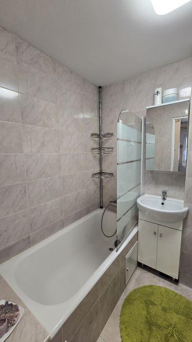 Închiriez garsoniera