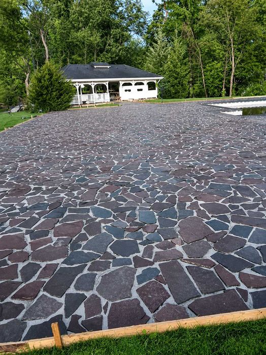 Lespezi de Munte , Piatra De Munte. Pavaj
