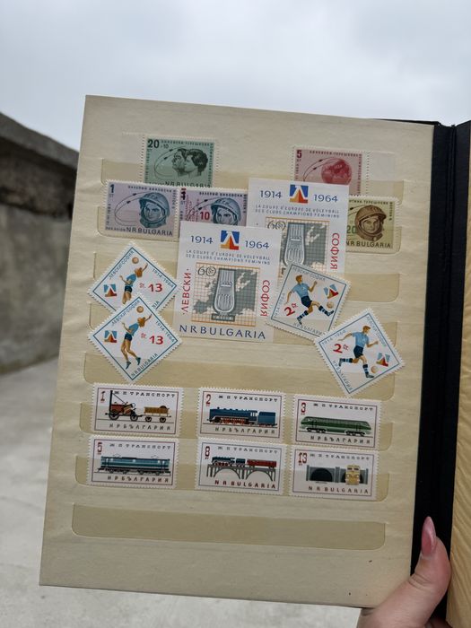 Голям класьор с различни пощенски марки