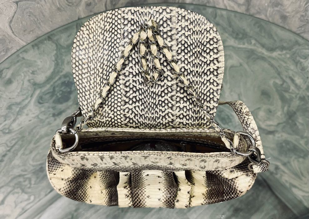 Оригинальный клатч из натуральной кожи змеи с настоящей головой кобры.