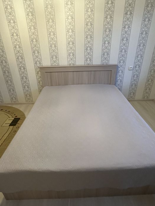 Двухспальная кровать с матрасом