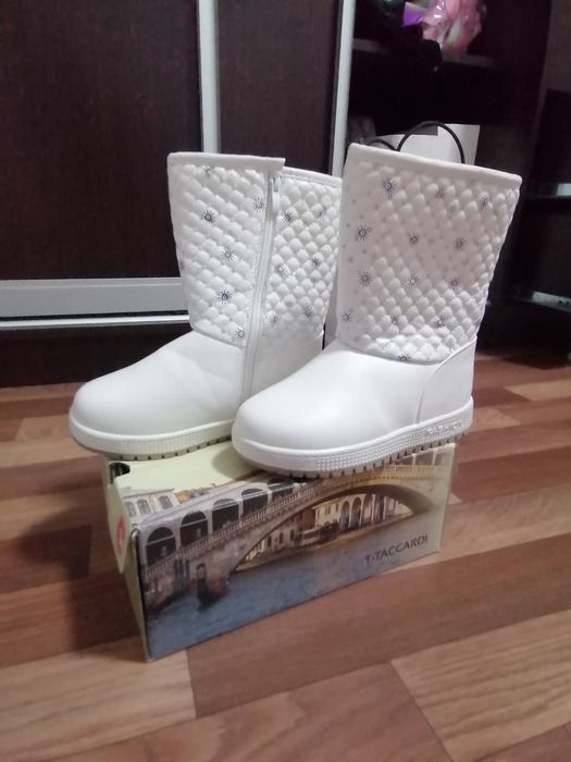 Продам зимные белые сапоги