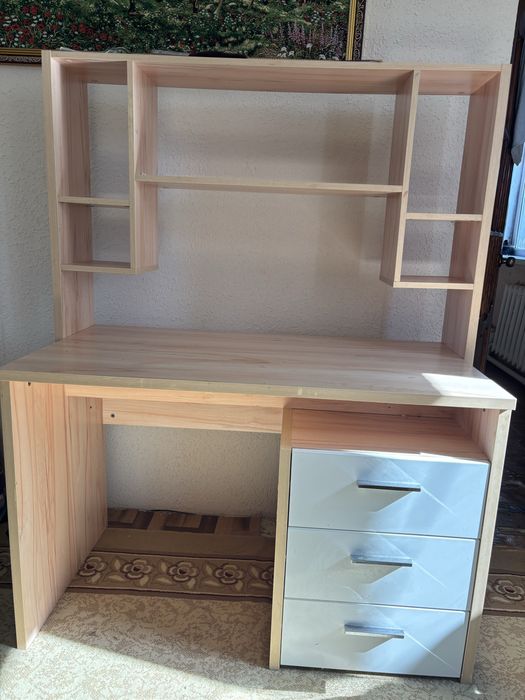 писменный стол с открытыми полками