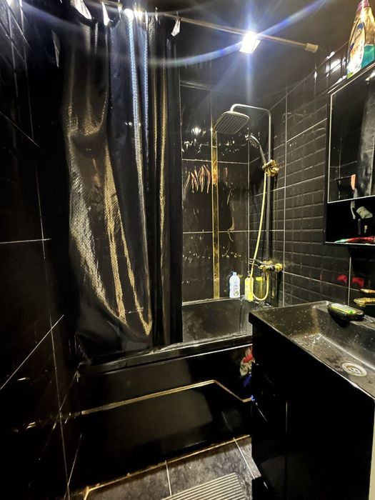 Tinchlik metroda Uy Sotiladi 5/4/3 72 kv.m