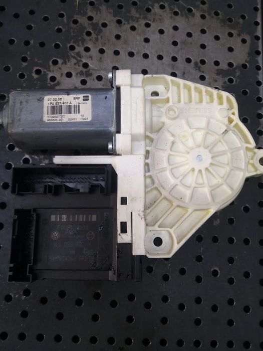 Motoras macara dreapta fata seat leon 1p 1p0837402a 1k0959792h 981621102