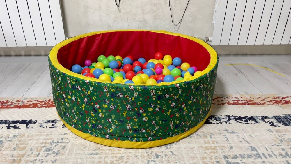 Детский игровой бассейн и столик кормления