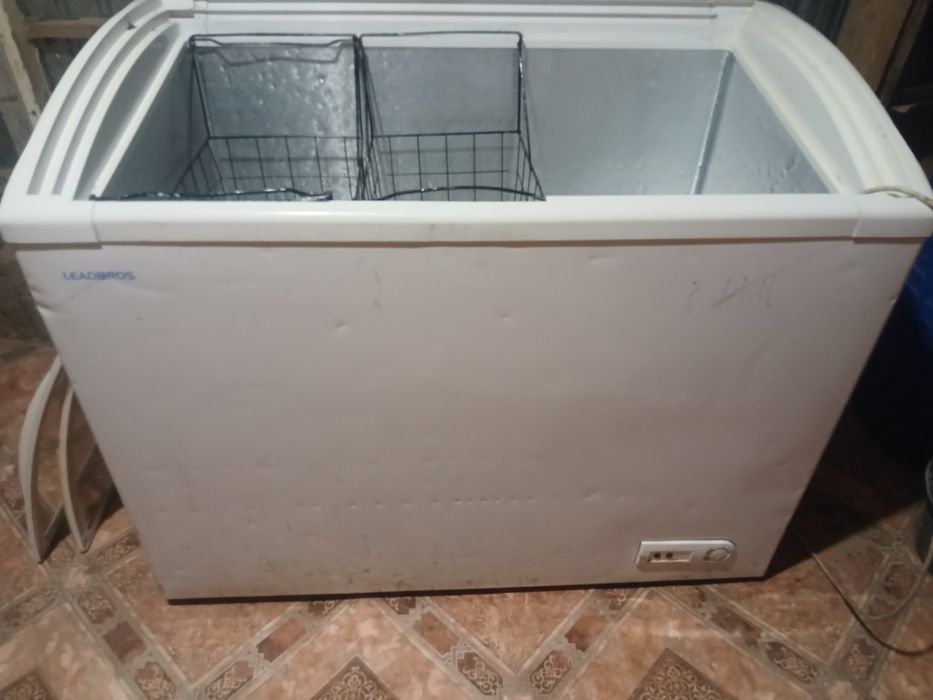 Продам Морозильник витрину