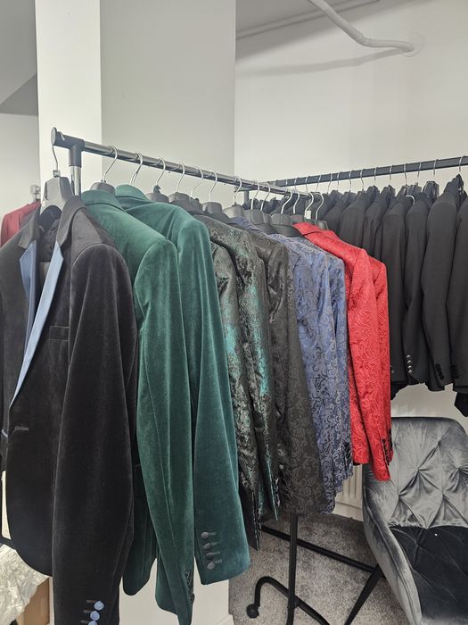 Vând un stoc en-gross de costume bărbați