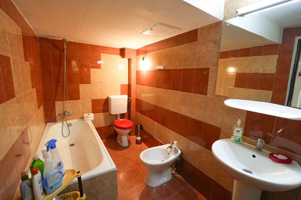 Închiriez cabană cu piscină incălzită