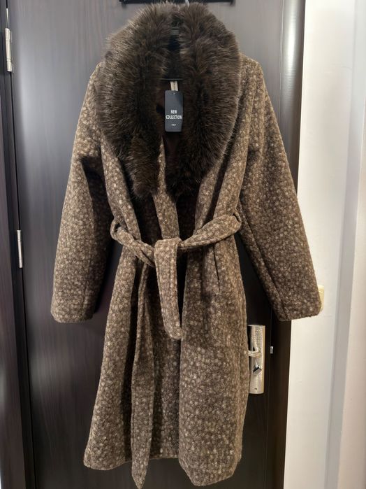 Дълго тъмно кафяво палто