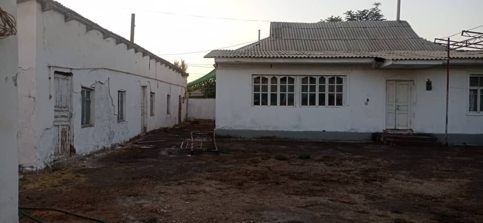 Uy sotiladi 7 xona kota uy xamda 2 xona vremika va 1 xona dokon