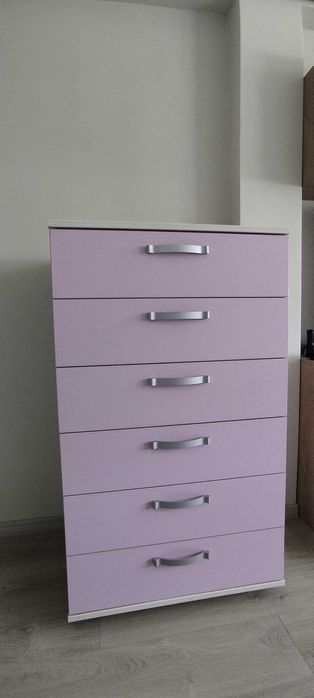 Продавам дървен скрин