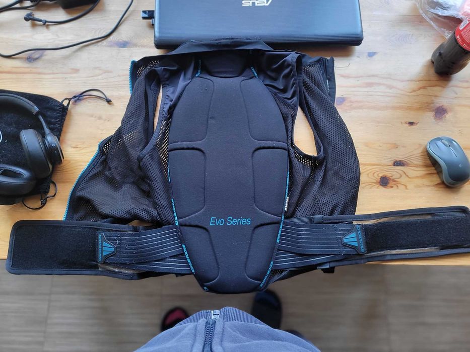 Продавам сноуборд/ски детски протектор за гръб