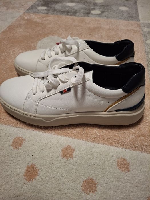 Adidasi noi cu eticheta marimea 43