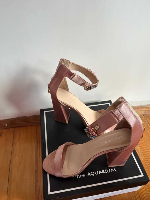 Елегантни розови сатенени сандали с бижу