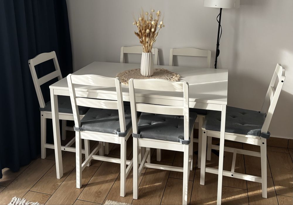 Masa extensibila Ikea VIHALS si 6 scaune HAUGA cu perne