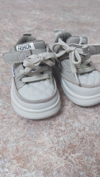 Продам детские кроссовки