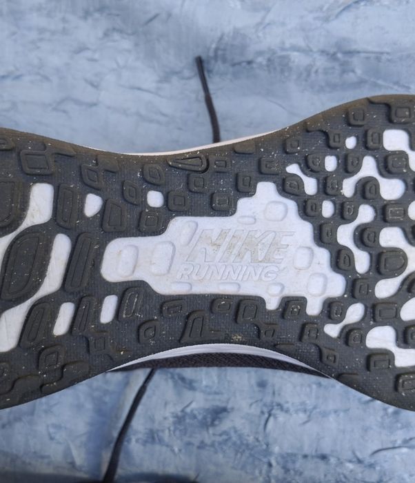 Vând adidași de bărbați Nike