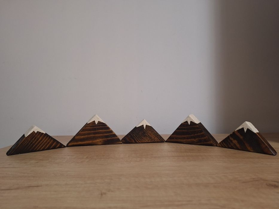 Munti - decoratiune handmade din lemn ars si vopsit
