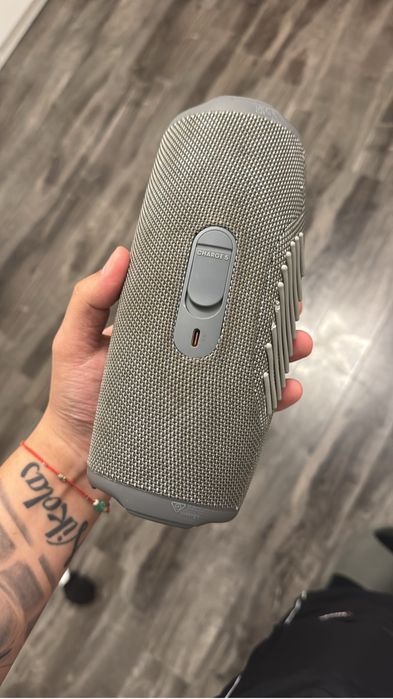 De vanzare boxa jbl charge 5 se aude ideal si foarte frumos