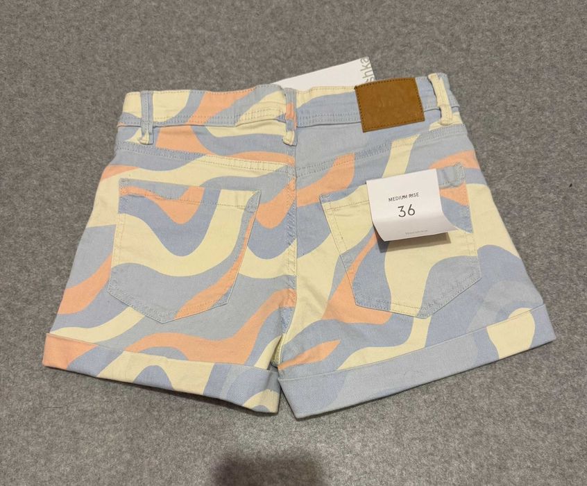 Pantaloni scurti BERSHKA
