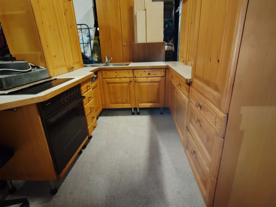 Vând mobila de bucătărie cu toate electrocasnicele incluse