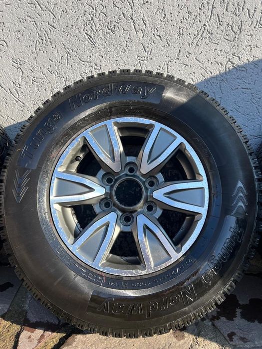 Продам резину с дисками 235/75/15  стояла на Toyota Hilux