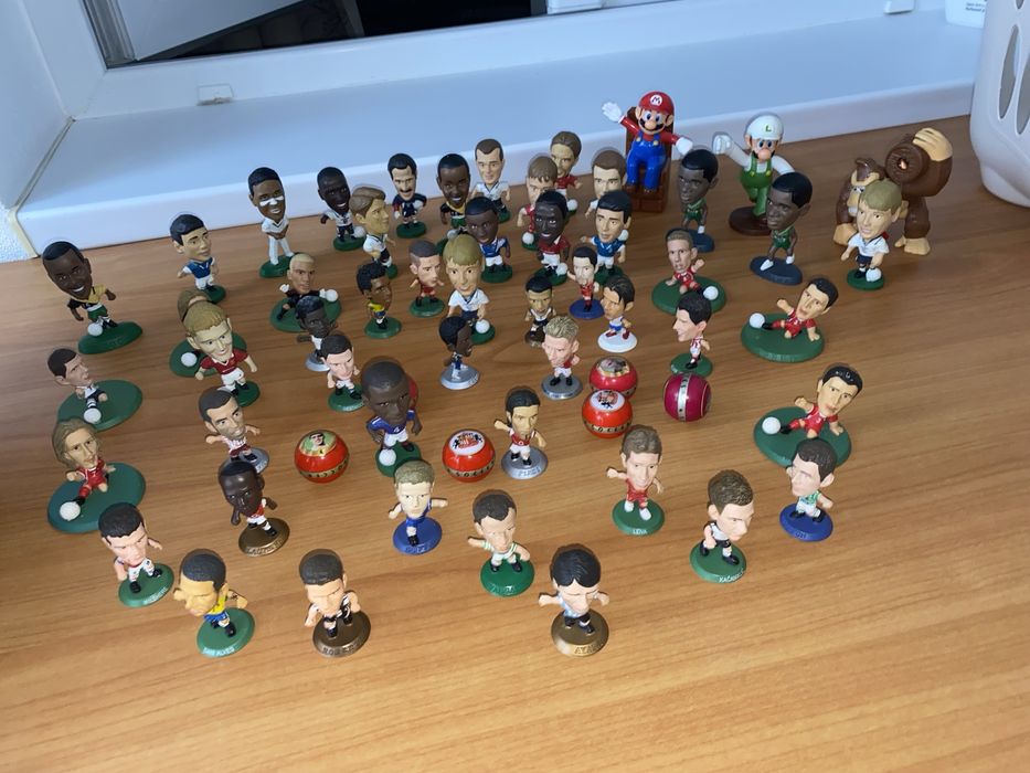 Figurine fotbalisti si mingi