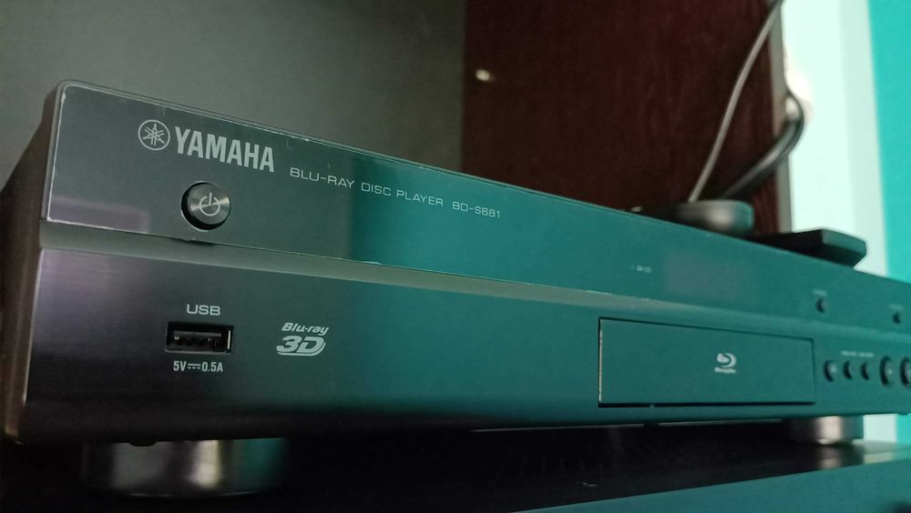 Yamaha BD-S681 Blu-ray player Wi-Fi 3D upscaling 4K Miracast
