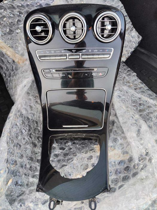 Конзола с мултимедия и въздуховоди на Mercedes GLC X253