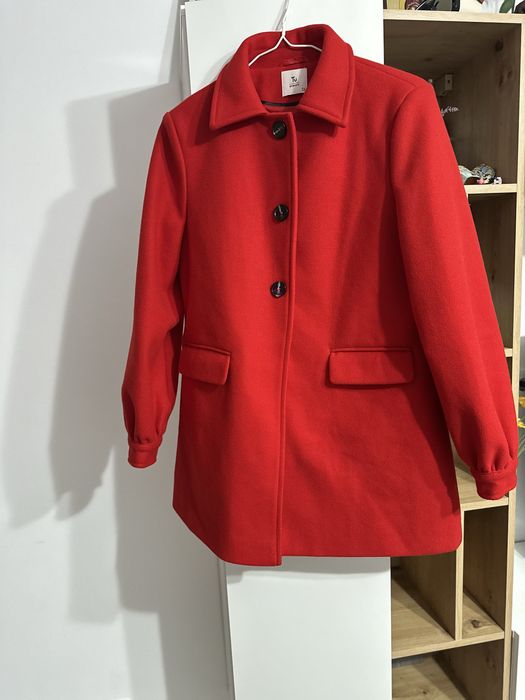 Palton rosu marca T.U
