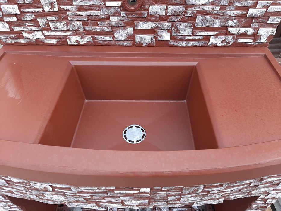 Бетонна външна чешма.