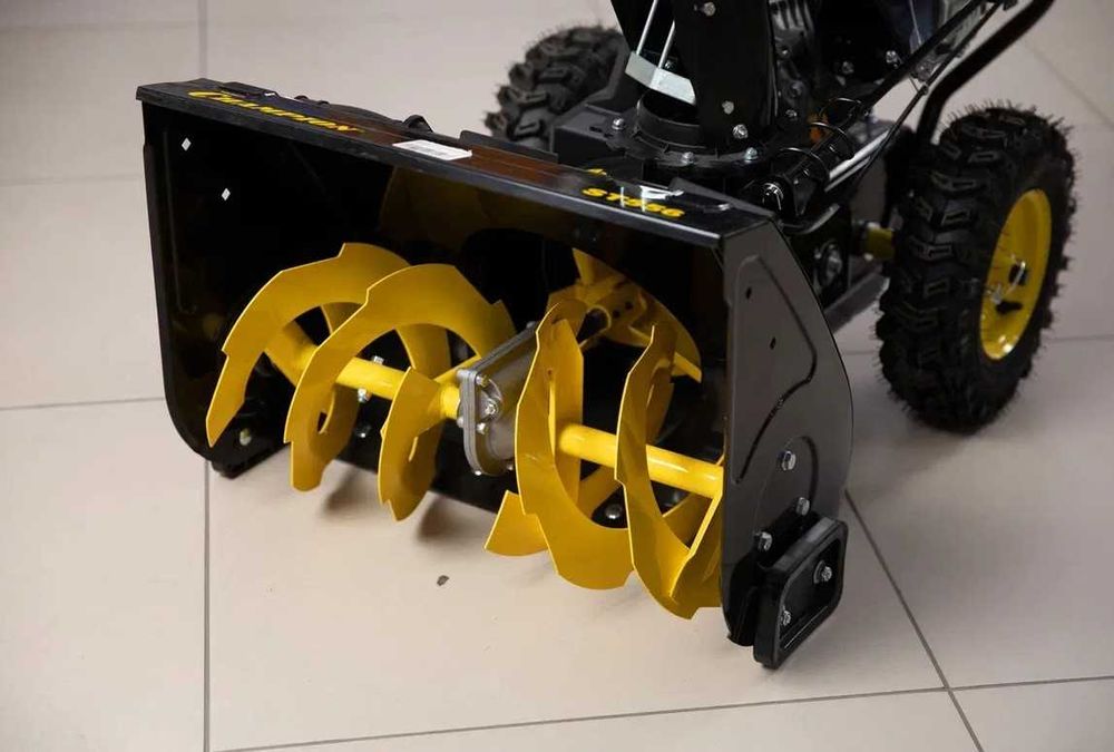 Снегоуборщик Champion ST556