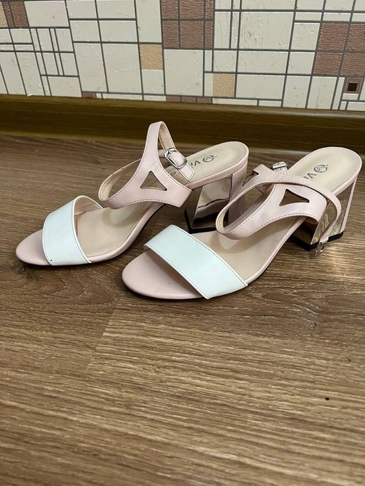 Продаются женские босоножки