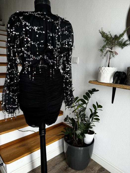 Rochie scurta neagra cu maneci largi plina de paietearimea S