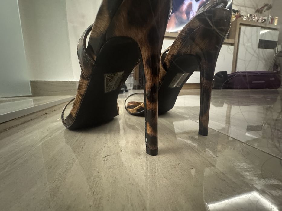 Високи токчета с леопардов принт