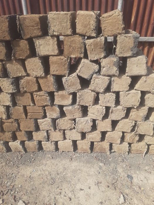 Саманые кирпичи на похороны