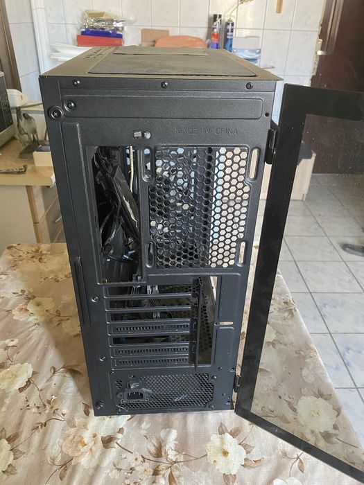 Vand carcasa Mid Tower pro gaming , ventilatoarele sunt rgb + sursa 700w 80+ gold ( nu este modulara ) + display de aratat temperaturi, are 20 de teme