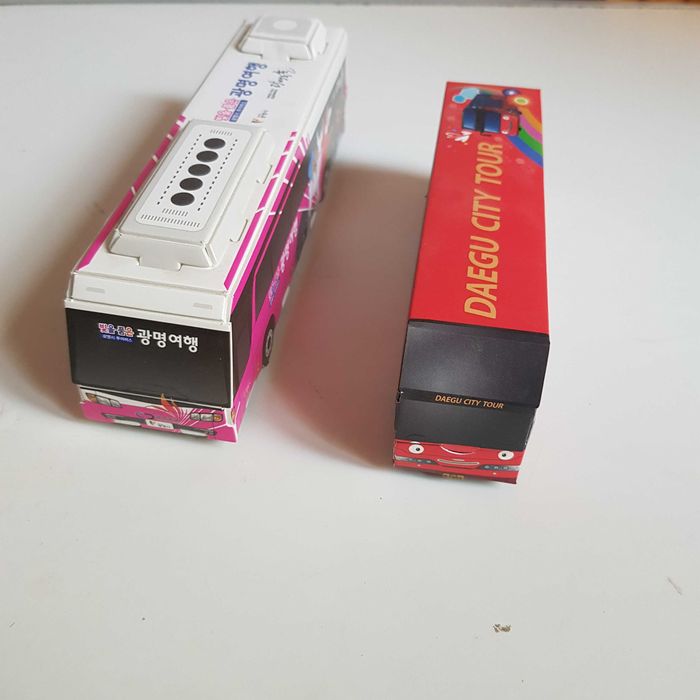 Модели южнокорейских автобусов из картона.