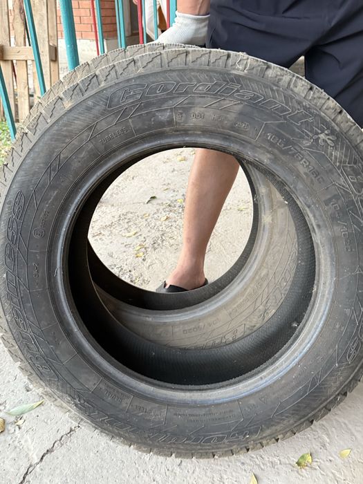 Продам 2 зимние шины со шипами