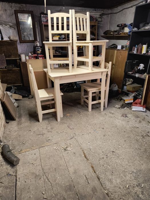 Masă și scaune cu spătar din lemn masiv de brad finisate și lacuite