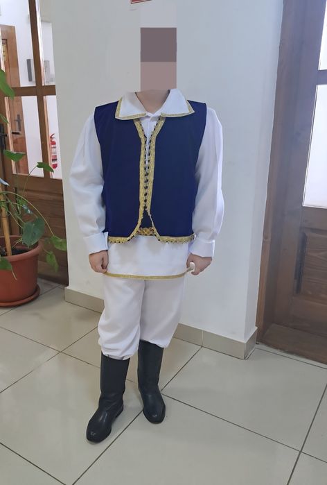 Vând costum popular