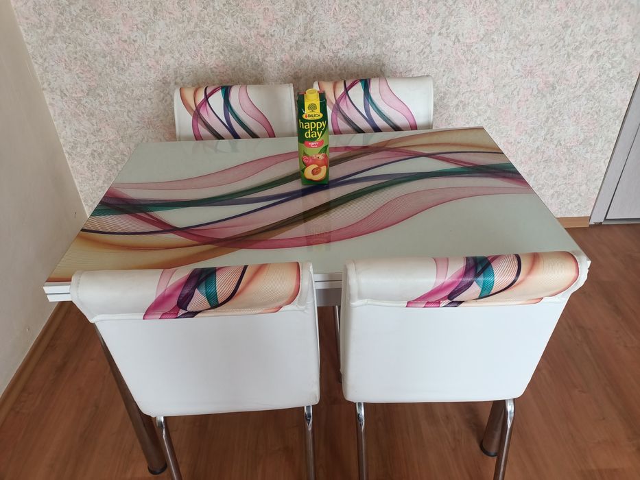 Комплект разтегателна трапезна маса с принт и 4 бр. столове